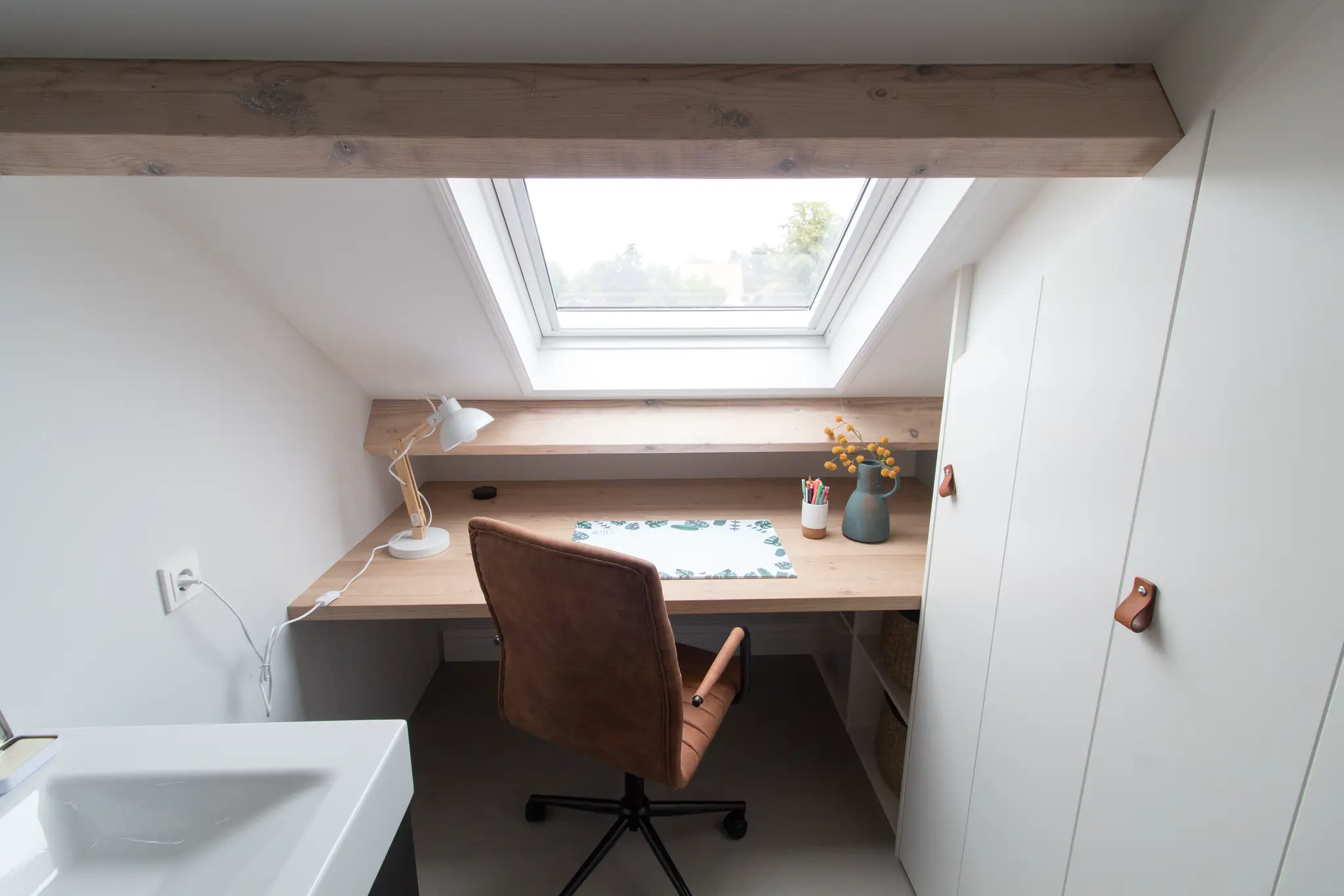Schuine kast met bureau op maat | Werkplek onder schuin dak